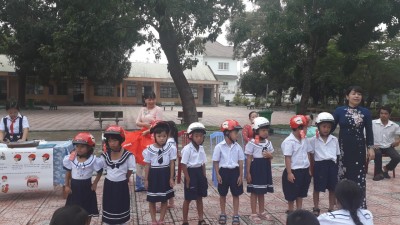 Trường Tiểu học Định Thành trao tặng nón bảo hiểm cho học sinh lớp 1 năm học 2019-2020