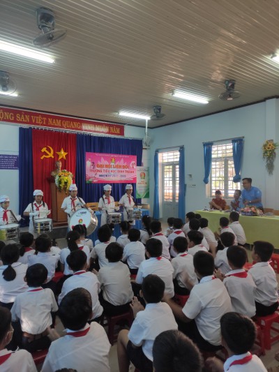 Cô Phạm Thị Vân Hiệu trưởng nhà trường và Anh Hồ Duy Anh Bí thư xã đoàn đến dự Đại hội