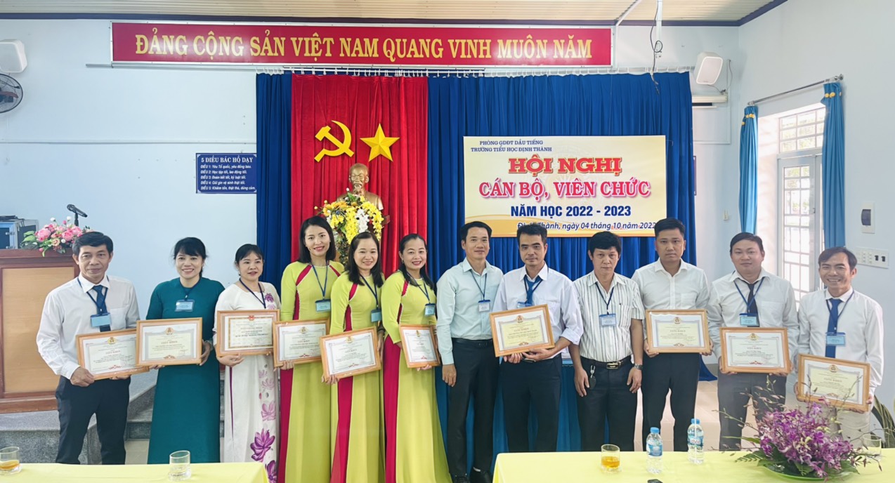 CB-VC Trường TH Định Thành nhận giấy khen của Liên đoàn lao động huyện.