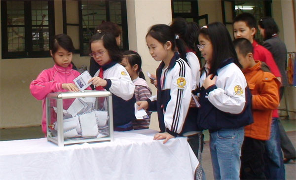 Các trường tiểu học quyên góp ủng hộ đồng bào miền Trung